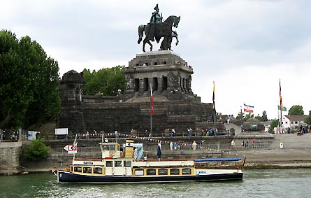 Ausflug nach Koblenz (Bild: Deutsches Eck vom Rhein aus)