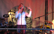 M�nnerseminar 2010 (Bild: S�ngerin auf dem Weinfest)