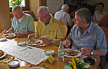 M�nnerseminar 2010 (Bild: Mittagsessen)