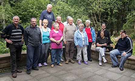 Forsthaus 2012 (Bild: Gruppenfoto, 14 Personen und Hündin Sira)