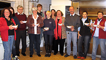 Bratapfelabend (Bild: Gruppenfoto mit Spendenempf�nger/-innen