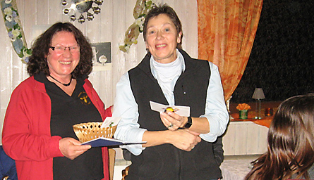 Bratapfelabend (Bild: Christine M�ller nimmt die Spende entgegen