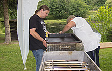 Grillfest 2012 (Bild: Der Grill muss ins Wasser)