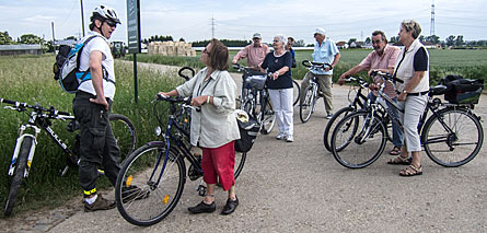 Radtour 2012 (Bild: Kurze Rast zur Begr��ung)