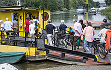 Radtour 2012 (Bild: Mit der Altrheinf�hre 'Johanna' vom Ginsheimer Altrheinufer zur Rheininsel Nonnenau)