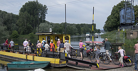 Radtour 2012 (Bild: Mit der Altrheinf�hre 'Johanna' zur Insel Nonnenau)