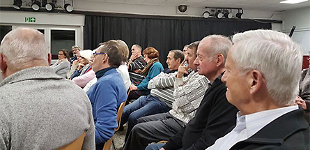 Alles beginnt im Kopf (Bild: Nachdenkliche Zuhörer)