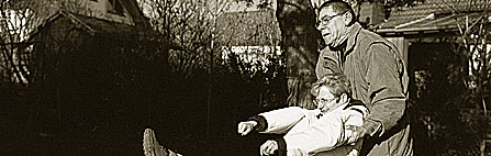 M&ouml;glichkeiten der Behandlung (Bild: ein Mann f&auml;ngt eine fallende Frau auf)